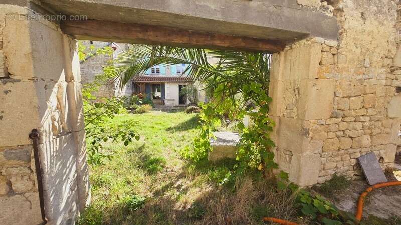 Maison de caractère à vendre 4 pièces VARAIZE (17) AVEC DEPENDANCES, GRANGES - photo 22