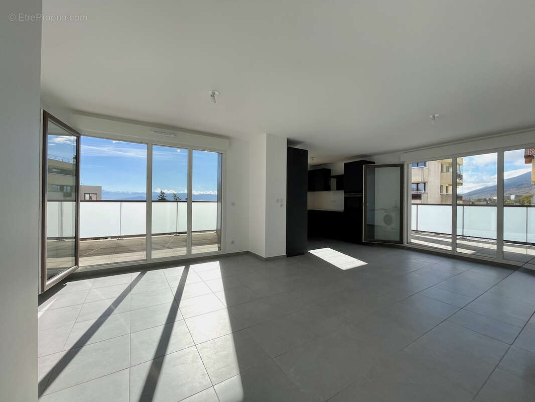 Appartement dernier étage avec trois chambres et deux terrasses - DEUX GARAGES - photo 3
