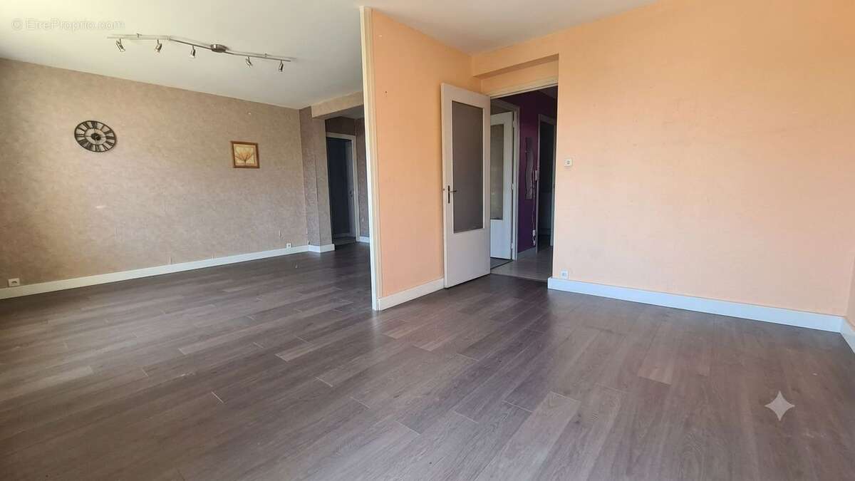 Appartement T4 - CHARNAY LES MACON - Ascenseur, balcons, place privative et cave - photo 7