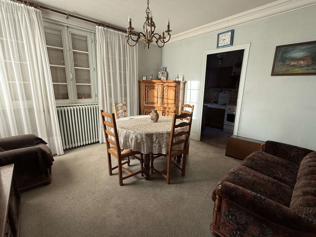 Maison à LA MONNERIE-LE-MONTEL