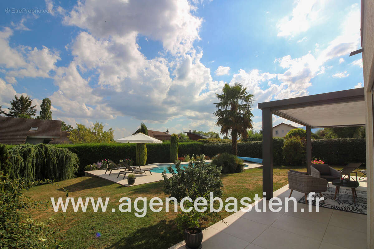 CESSY   Tutegny  Superbe villa de 182 m2 (205m2 au sol) avec piscine chauffée, terrain de 1 146 m2, vue Mont- - photo 3