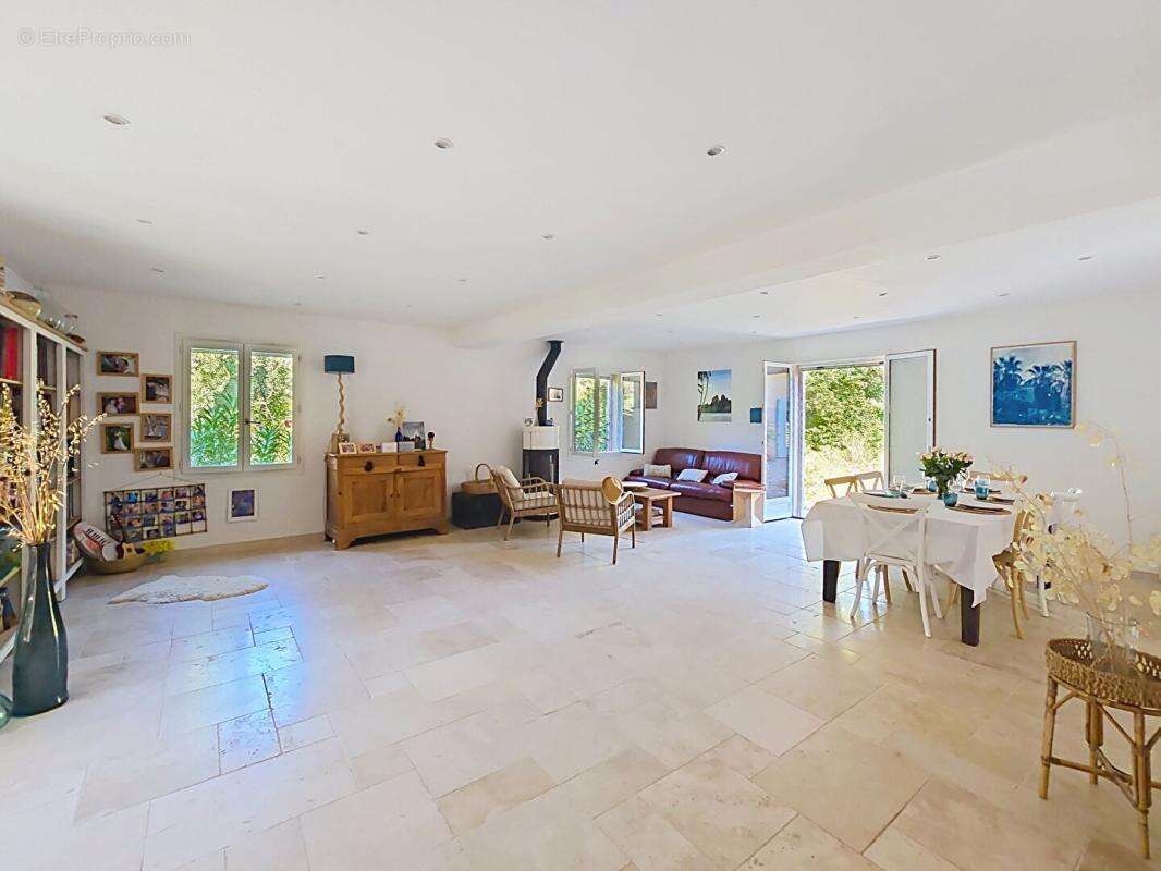 SANARY - Villa 8 chambres + T2, piscine chauffée, double garage, 6500 m² de terrain - photo 6