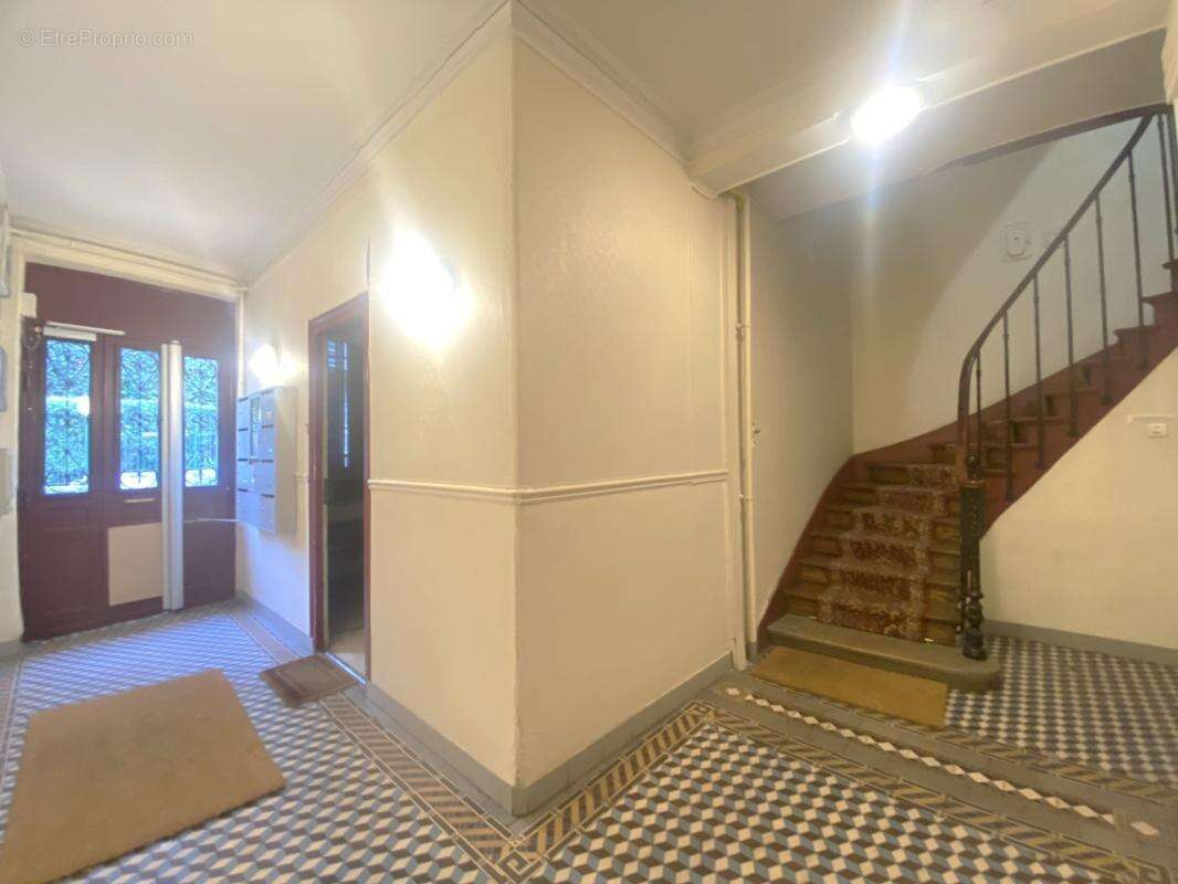 Belleville : 2 pièces de 22 m² à rénover - photo 2