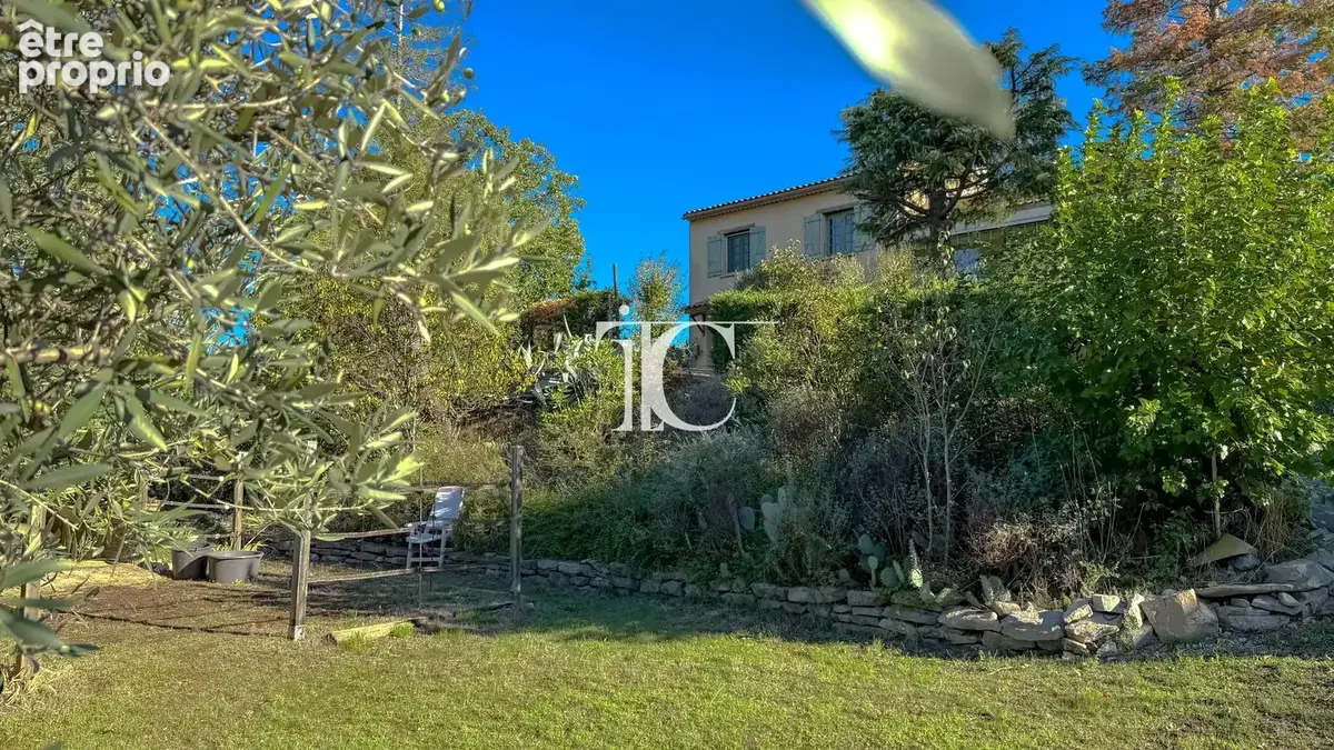 Propriété avec boxes, terrain clôturé et piscine sur 5 600 m² - photo 1