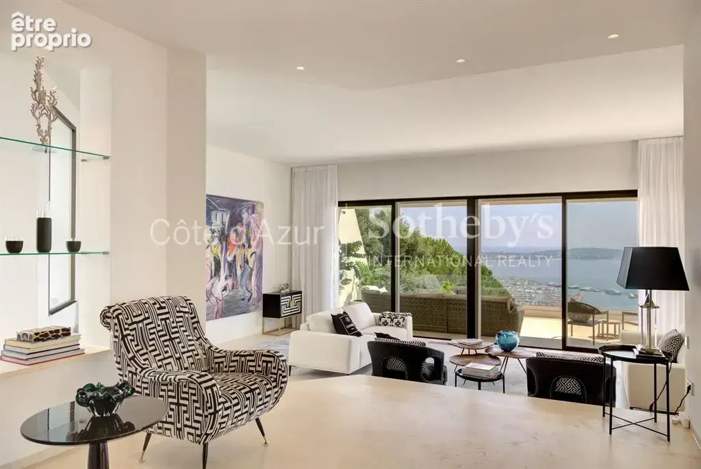 Super Cannes Vallauris, villa de 260 m² avec cinq chambres, piscine et vue mer - photo 6