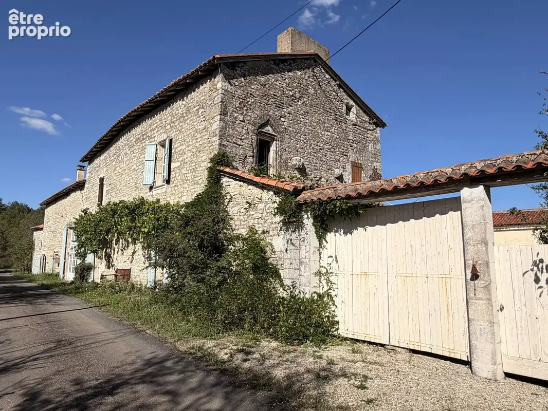 Charmante propriété en pierre avec tour, caractère et potentiel d’aménagement, proche de Champagne-Mouton - photo 20