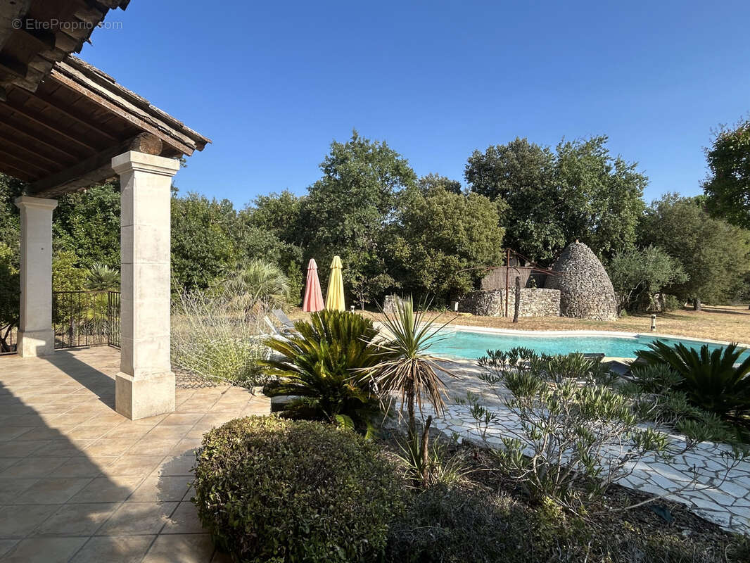 A 3 km d'Uzès, belle bastide sur 4200 m2 de terrain avec piscine. - photo 4