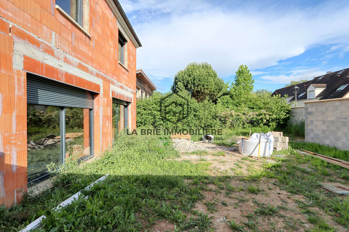 Maison à MANDRES-LES-ROSES