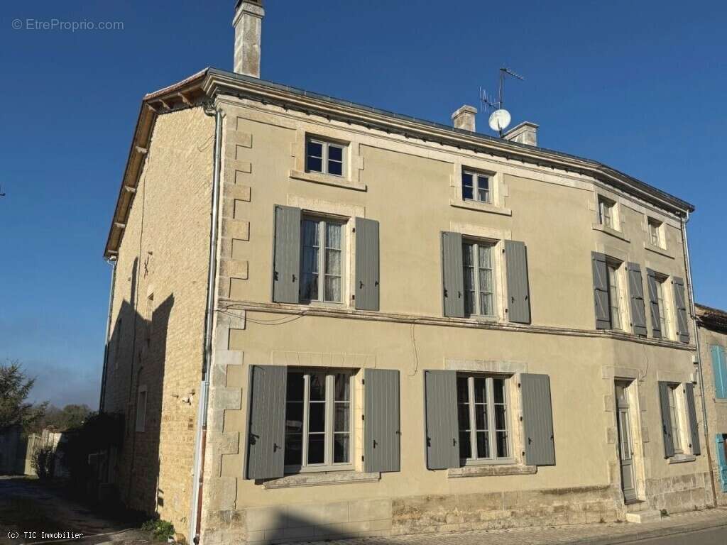 Magnifique Maison de Village 8 Minutes d'Aigre - photo 2