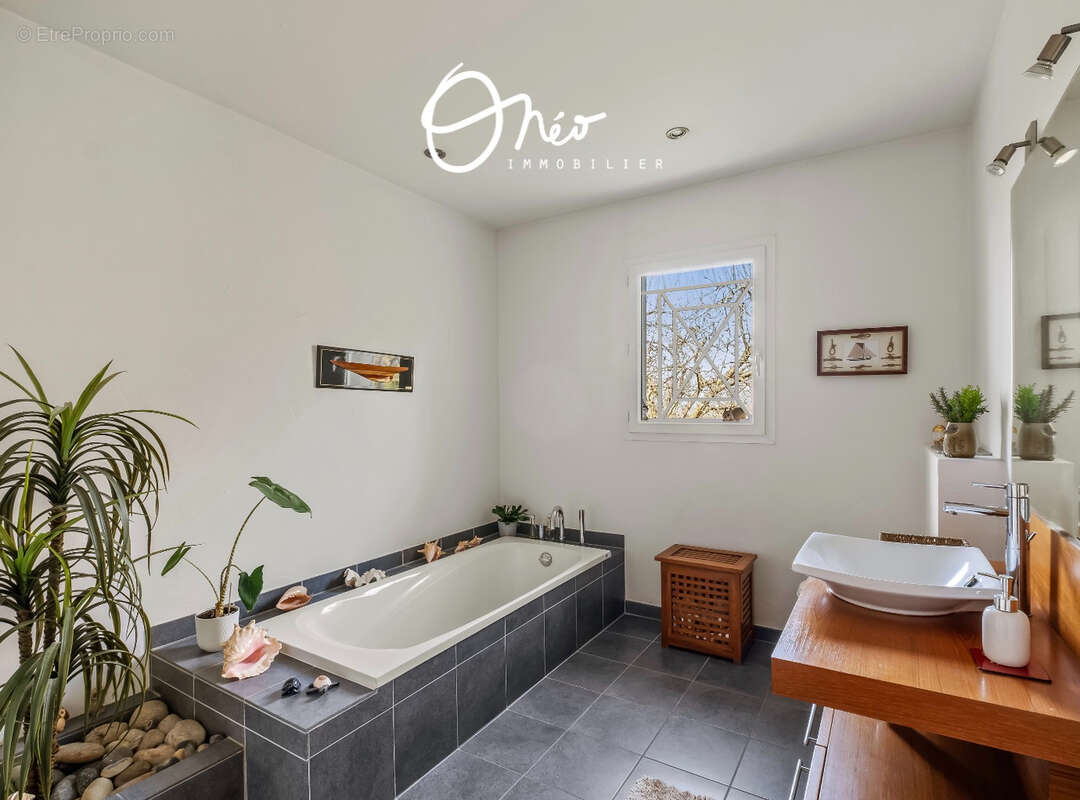 Maison à SAINT-PIERRE-DE-CHANDIEU