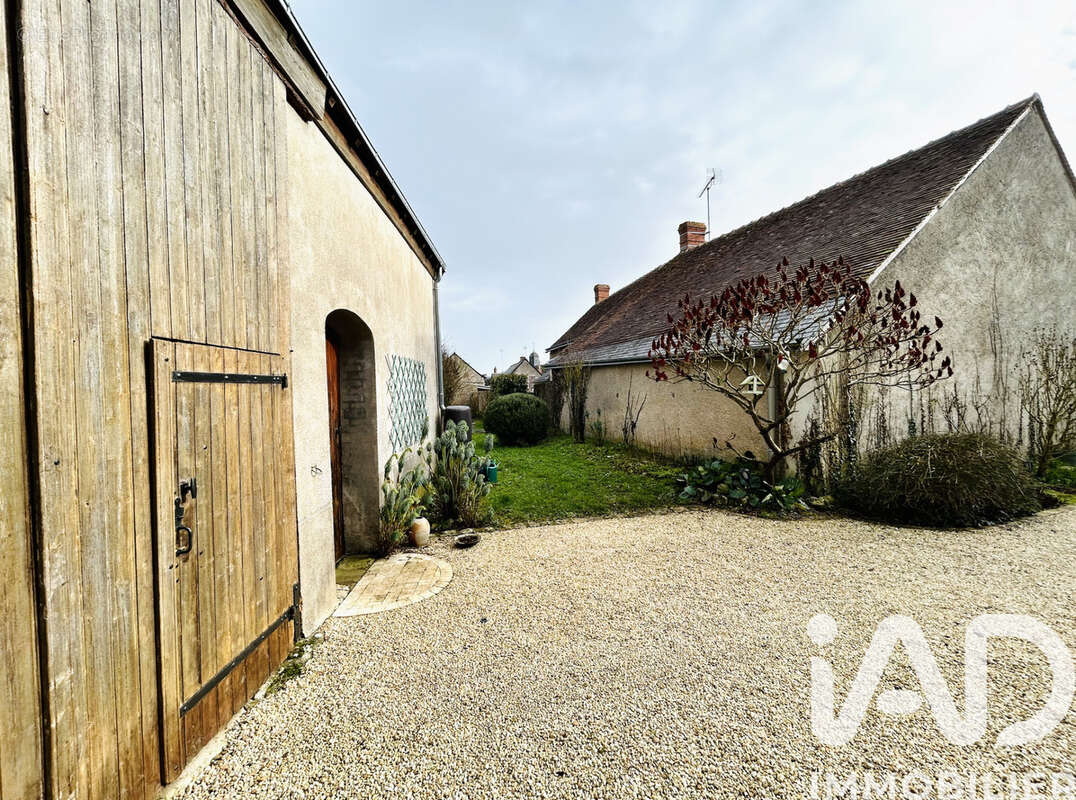 Maison 140 m² à Neuille-Le-Lierre  - photo 2