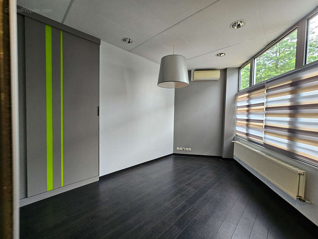 A VENDRE - LABORATOIRE - Montaigu Vendee - 1 200 m2 - photo 3