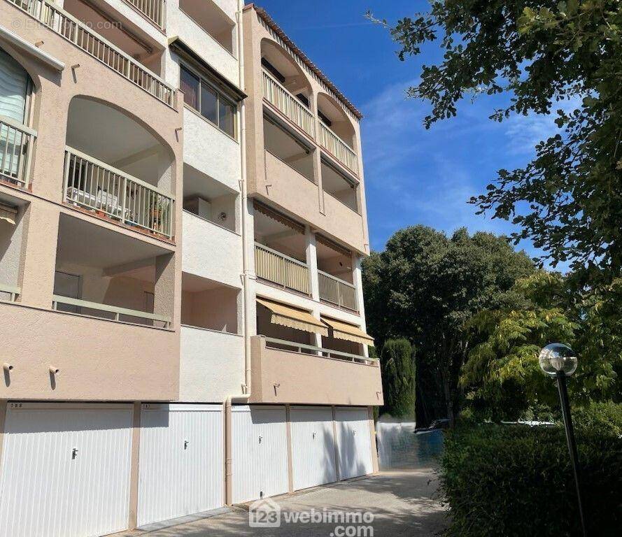 Garage en rez-de-chaussée. - Parking à SAINTE-MAXIME