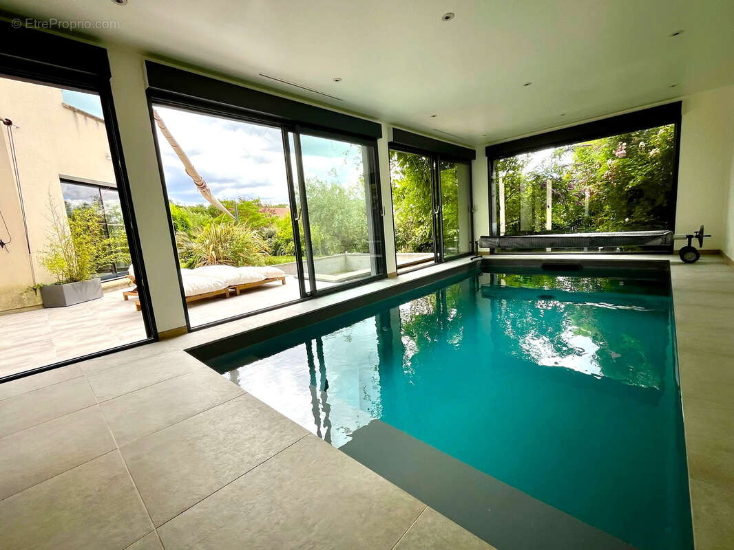 Propriété d'exception avec piscine intérieure acces A13 à 5mn - photo 3