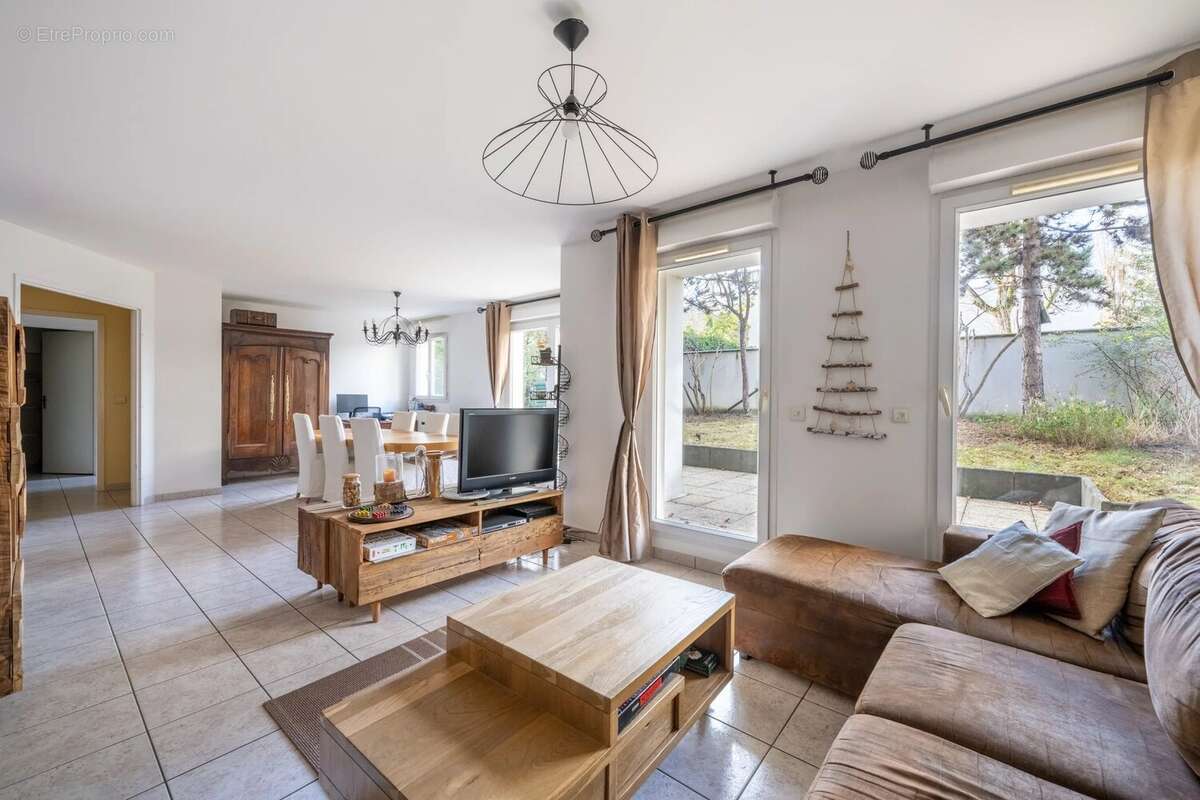 Appartement à COURBEVOIE