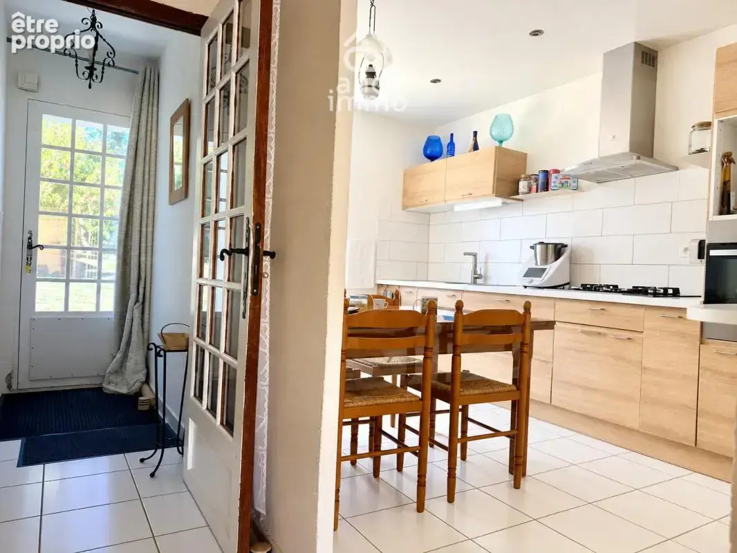 Maison en pierre 159 m2   3 chambres   Cour attenante + terr - photo 2