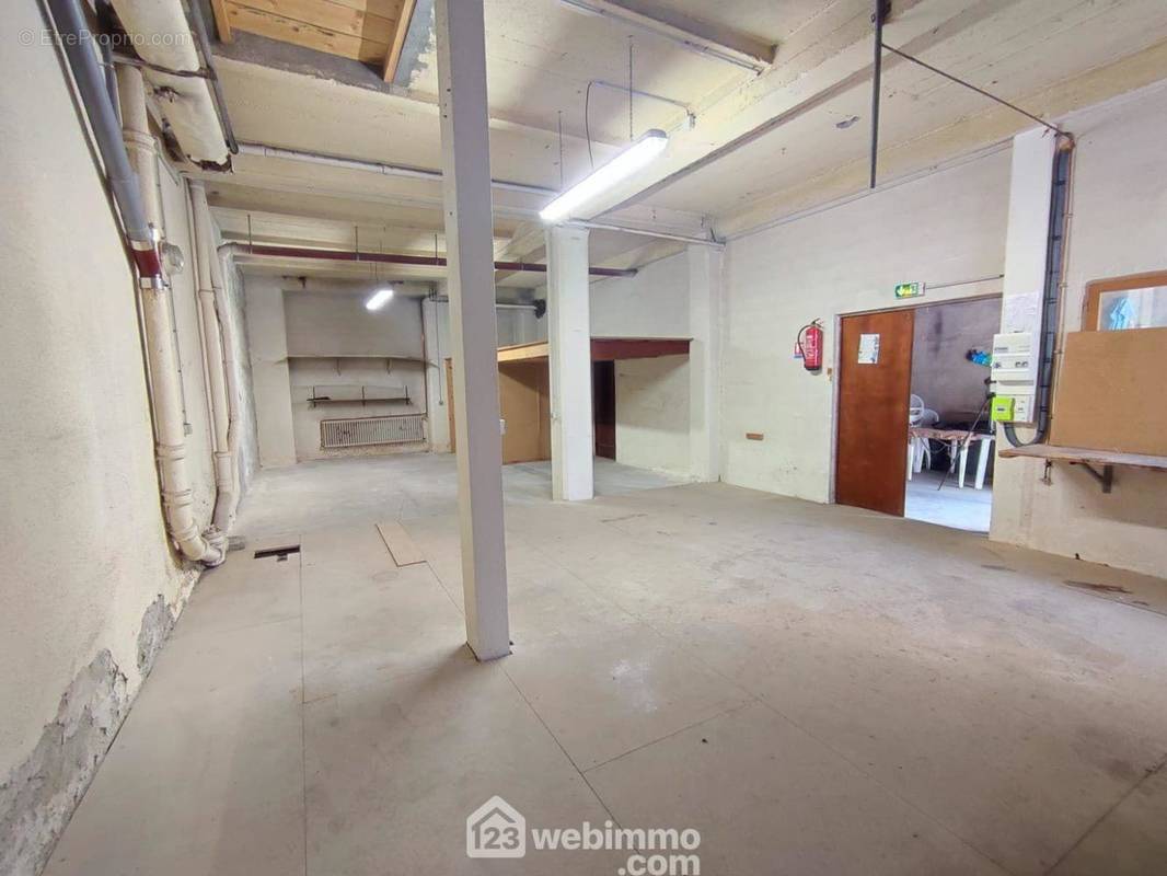 Il est accessible en véhicule jusqu&#039;à son entrée pour le chargement / déchargement. - Commerce à UGINE