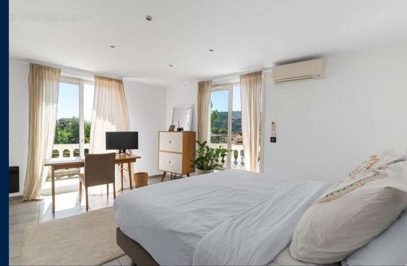 Maison à LA ROQUETTE-SUR-SIAGNE