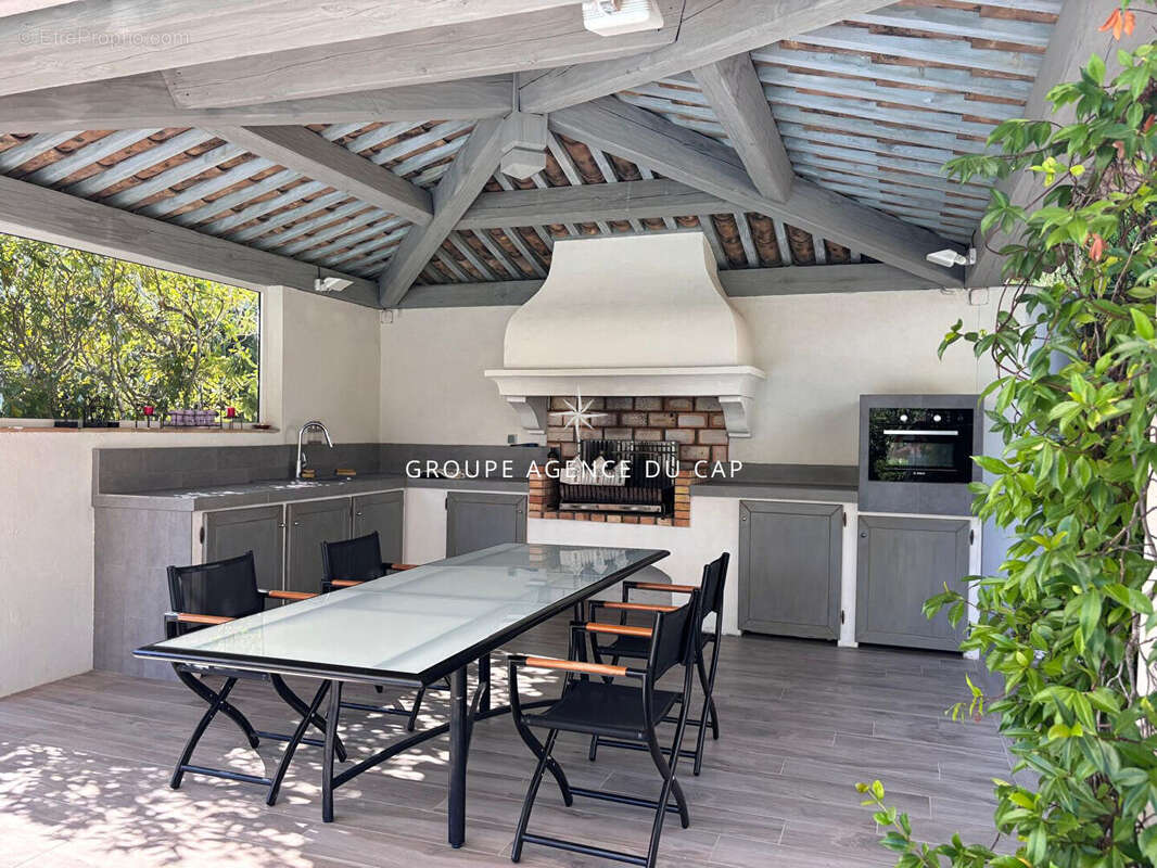 Villa d'exception à vendre à Saint Raphaël - Valescure, 7 pièces, piscine chauffée - photo 3