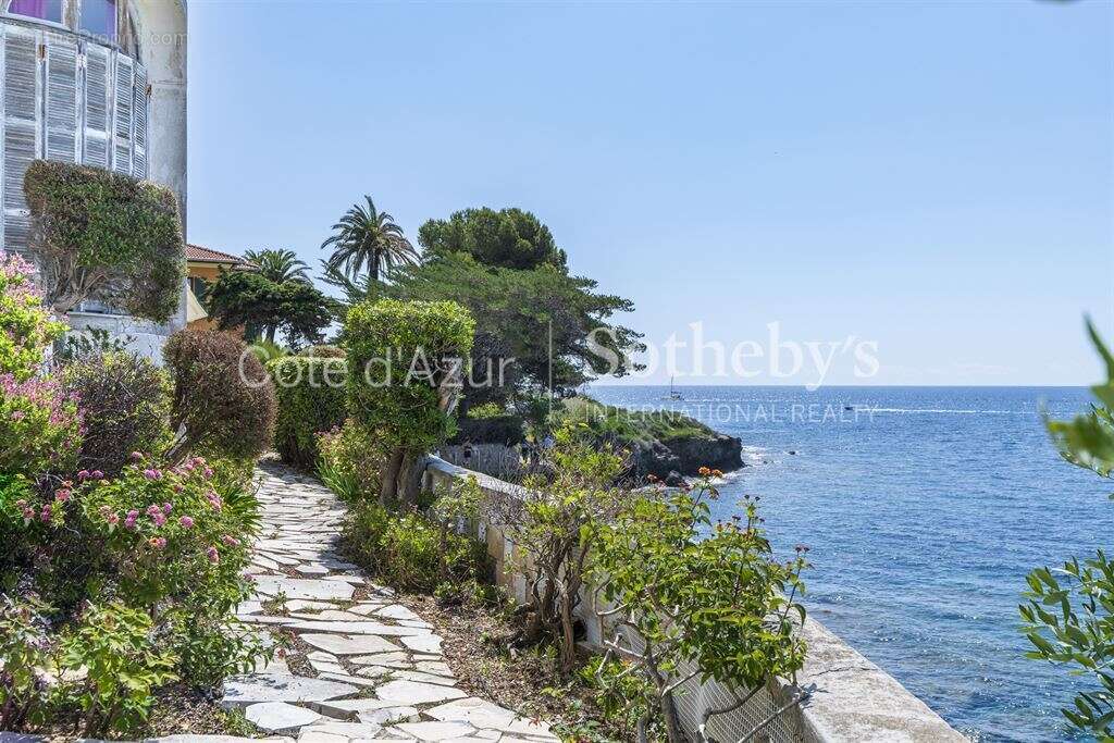 Superbe propriété de 2 maisons pieds dans l'eau à Cap d'Ail - Potentiel immense à saisir - photo 16