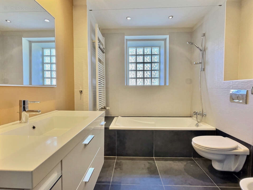 Maison de charme de plus de 300 m2 -  5 chambres, piscine et commodités - photo 18