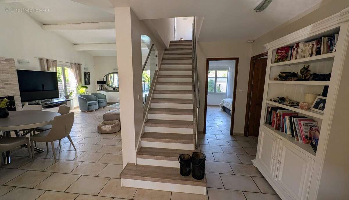 Maison à ENTRAIGUES-SUR-LA-SORGUE