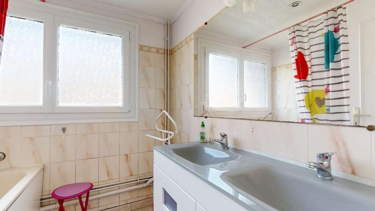 Ensemble-en-pierre-comprenant-5-gites-et-une-maiso - Maison à VEZAC