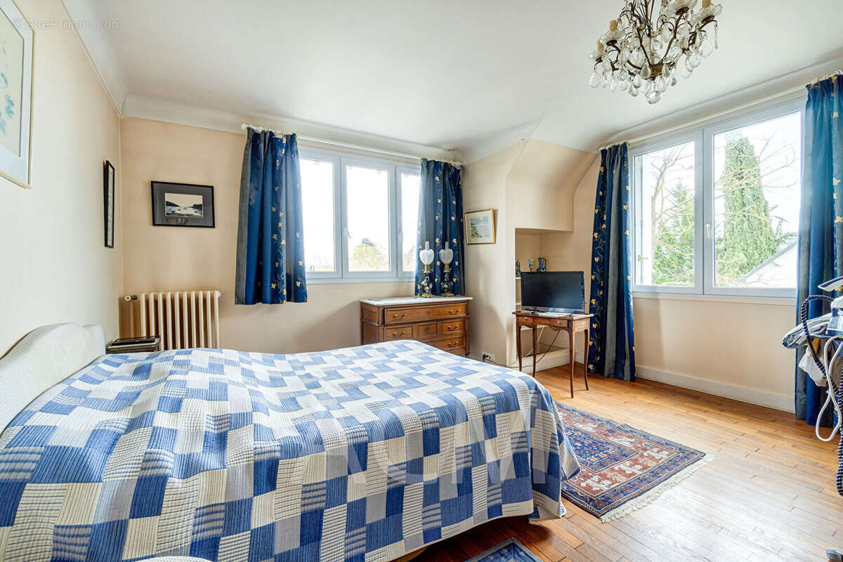 Maison à LE MESNIL-LE-ROI