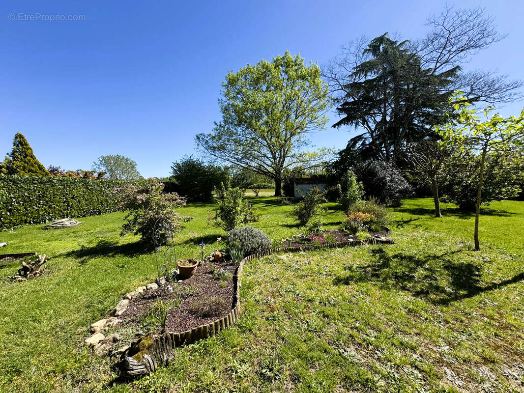 Maison à COURS-DE-PILE