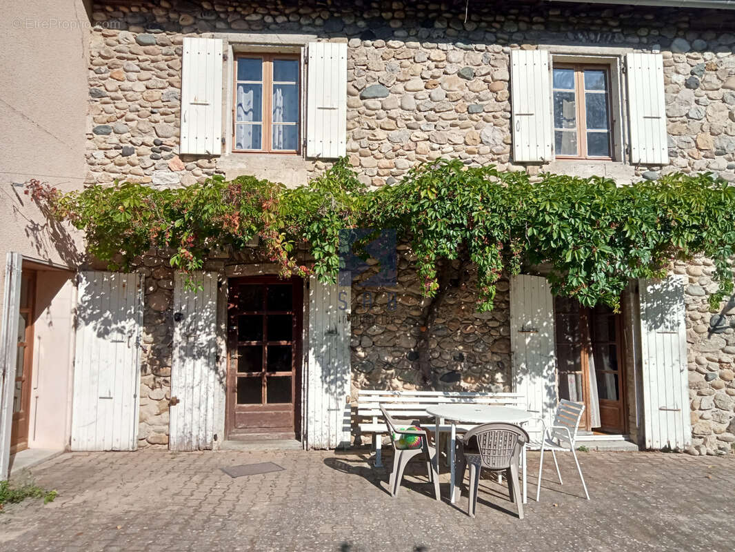 Maison à SAINT-LAURENT-DU-PAPE