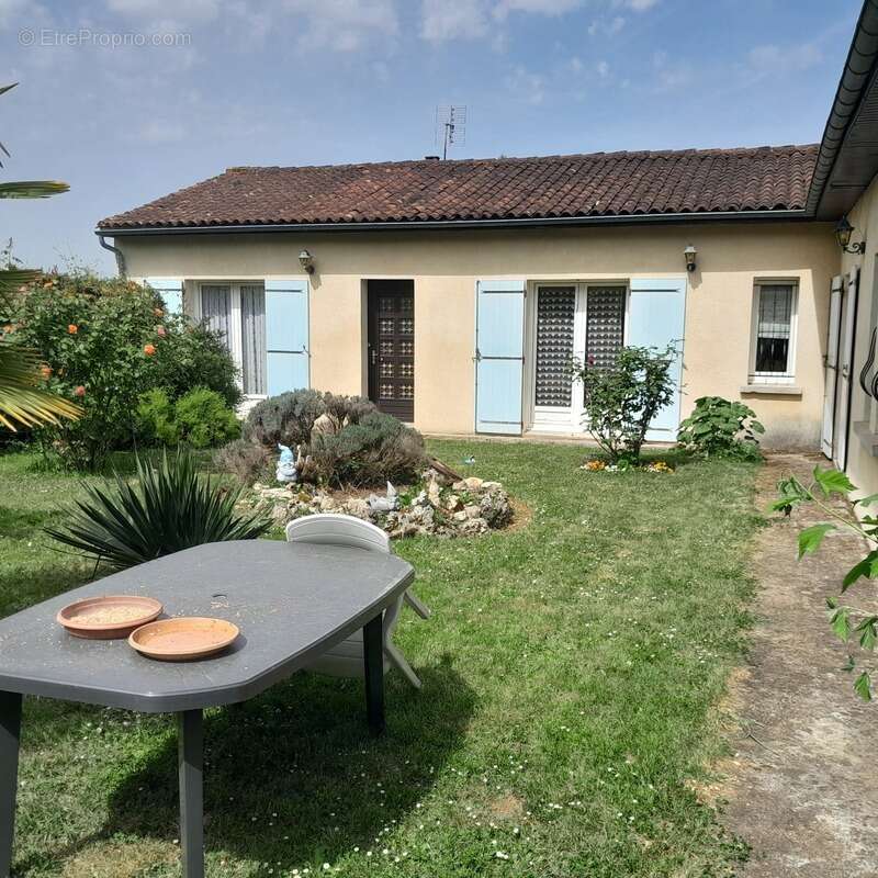Maison à AIGRE