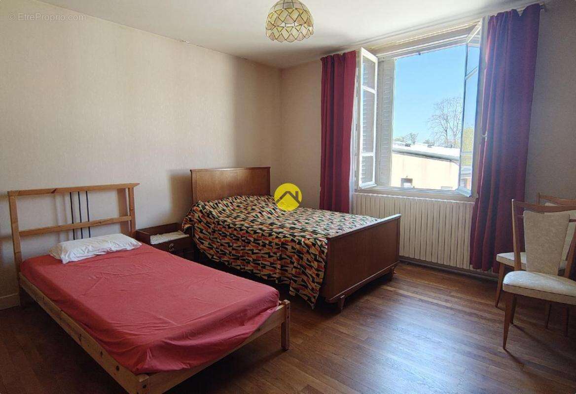 Maison à SAINT-DENIS-DE-JOUHET