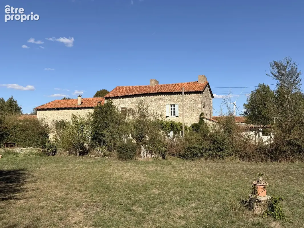 Charmante propriété en pierre avec tour, caractère et potentiel d’aménagement, proche de Champagne-Mouton - photo 2