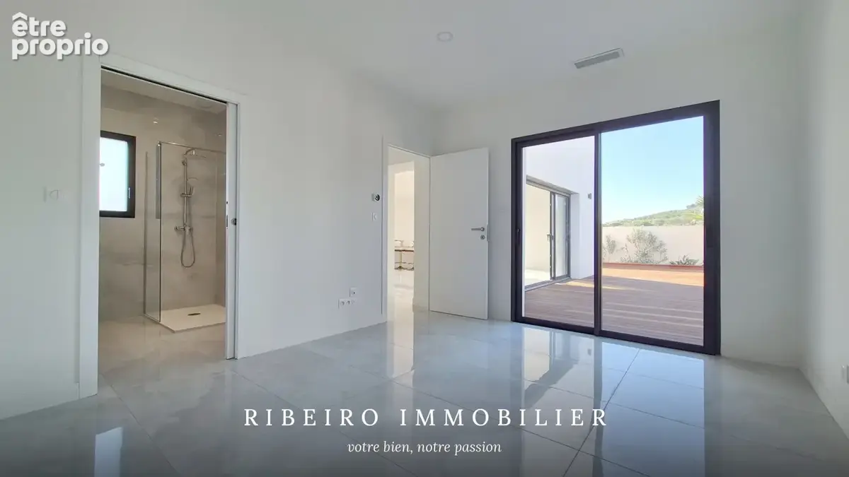 Villa contemporaine à vendre à Agde - piscine, 4 suites, vue sur jardin. - photo 5