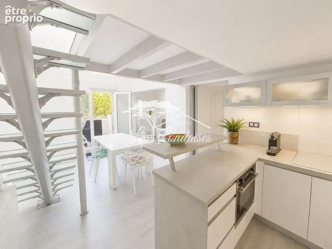 À vendre   Super Croisette, La Londe-les-Maures   Vue mer, terrasse et accès plage direct 45m2 - photo 3