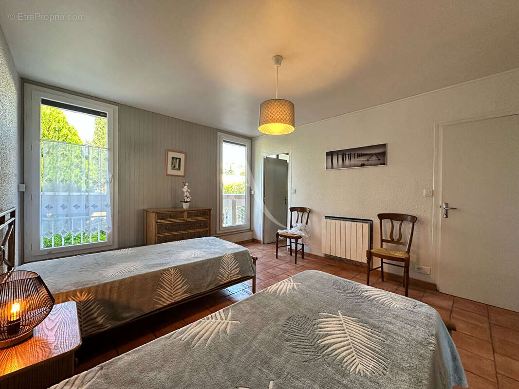Appartement type2 de 50.25 m2 vue chateau balcon garage et cave greoux les bains - photo 10