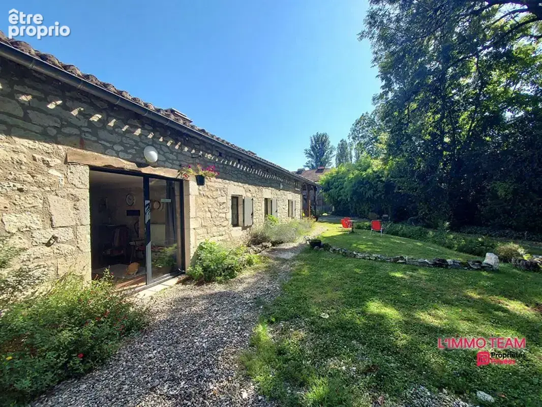 MONTCUQ  Propriété quercynoise 11 pièces sur 5500 m² avec piscine et dépendance - photo 5