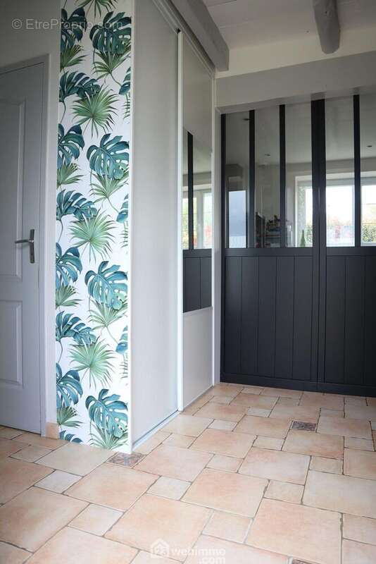L'entrée de 5 m2, avec placard et WC indépendant, distribue : - Maison à QUEAUX