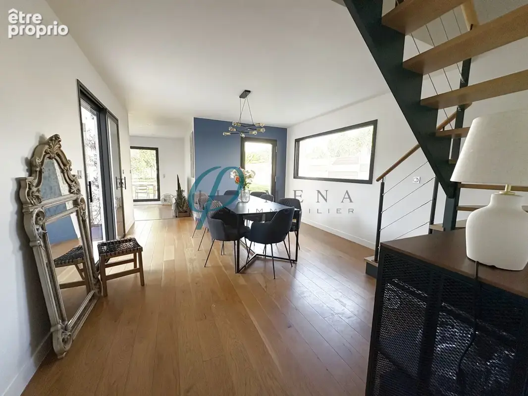 À vendre, Maison contemporaine lumineuse et chaleureuse, située au calme. - photo 2