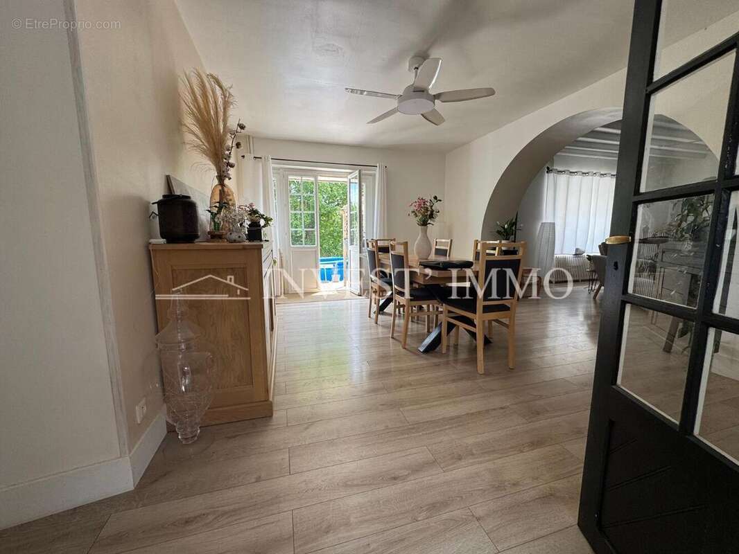 Maison ancienne en pierre de 200 m2 – Volumes généreux et rénovation soignée - photo 2