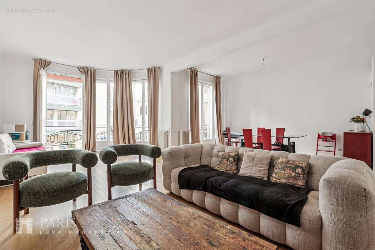 Appartement à PARIS-16E