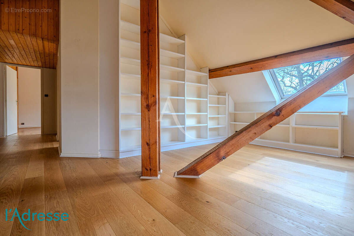 GRADIGNAN - Bel appartement de 150m² au sol dans un château avec garage fermé - photo 3