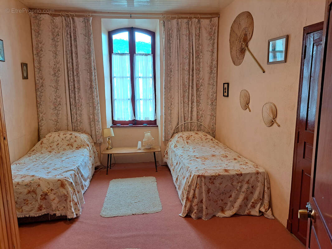 Grande maison familiale avec jardin, garage et dépendances - photo 11