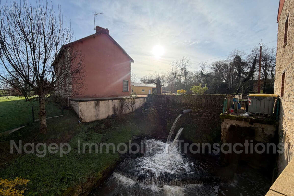 Maison à CREUZIER-LE-NEUF