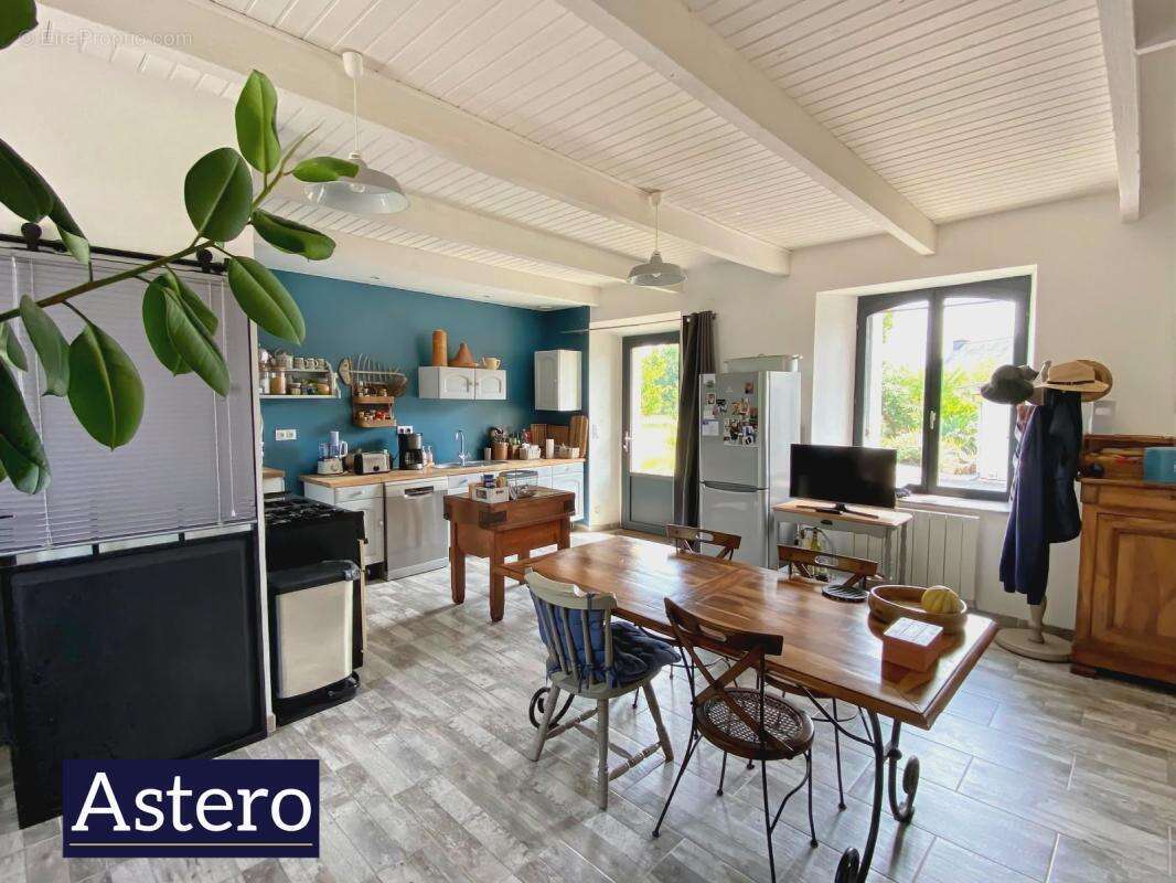 Maison familiale avec chambre au rez-de-chaussée, terrain constructible de 2 240 m² et dépendances - photo 2