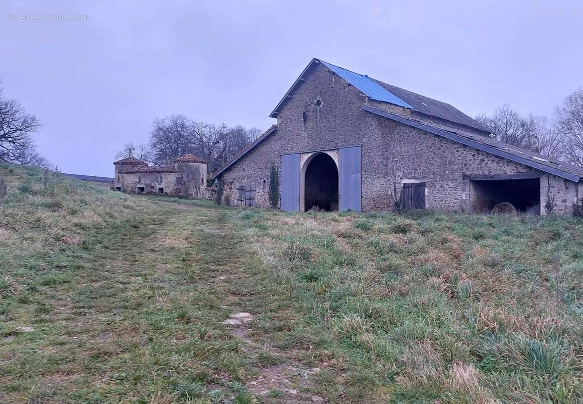 Maison à MONTRAVERS