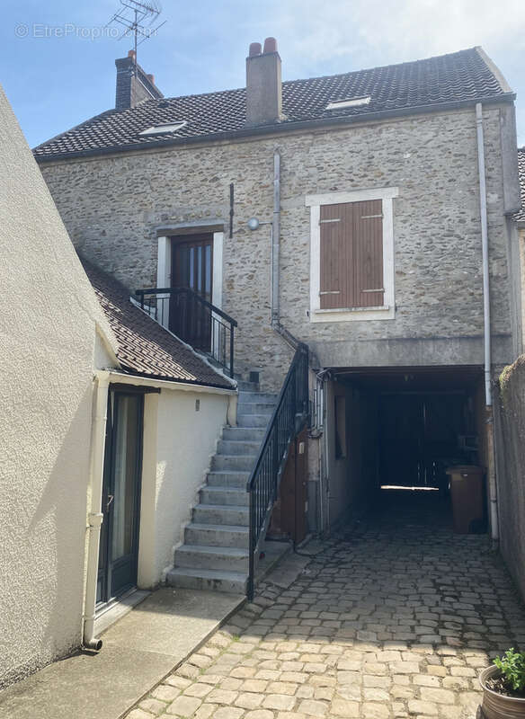 Appartement à LA QUEUE-LES-YVELINES