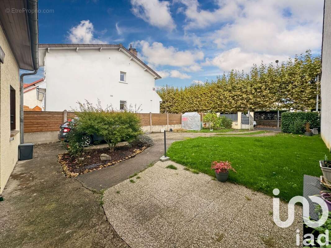 Maison 95 m² à Sainte-Genevieve-Des-Bois  - photo 2