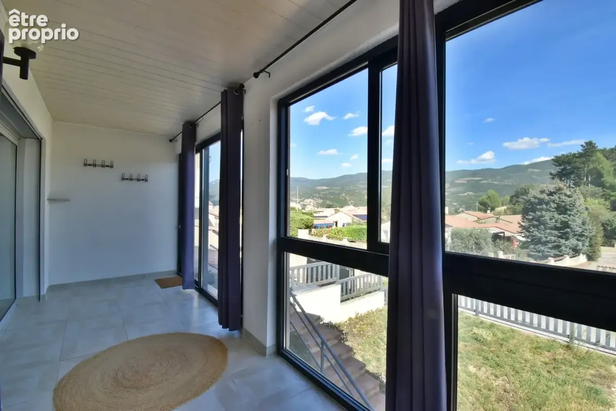 Maison rénovée de 100 m² avec double garage, jardin, terrasses - photo 5