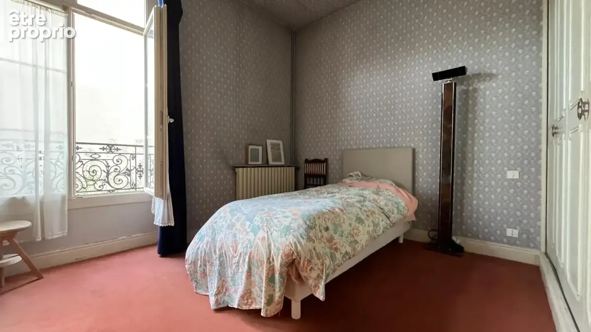 Maison en pierre de 335 m² en plein centre-ville - photo 8